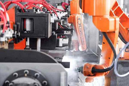 El robot de soldadura de punt final està a punt d'utilitzar a gran escala.jpg End beam welding robot is about to put into use on a large scale.jpg